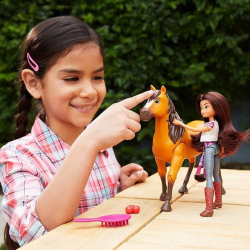 Lucky e Spirit – Bambola Lucky con Cavallo e Accessori - Mattel | 35,5cm x 9cm x 30,5cm