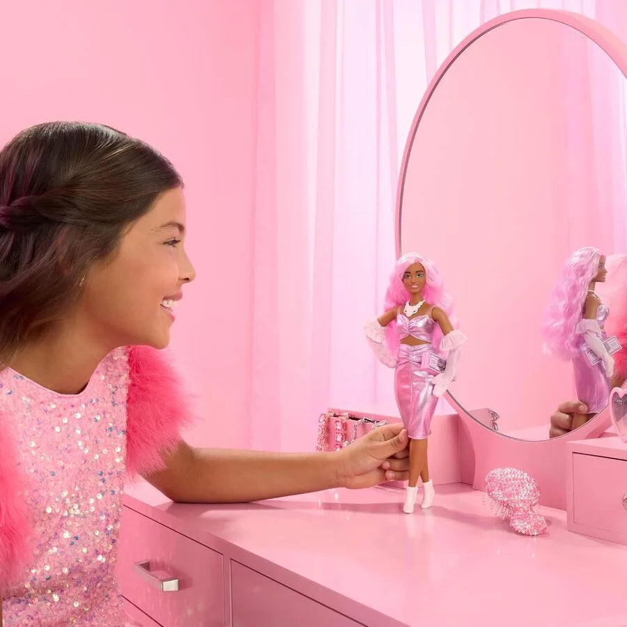 Barbie Deluxe Style n.1, capelli rosa e abito lucido Barbiecore con accessori di lusso – Mattel | 4cm x 9,5cm x 29,5cm